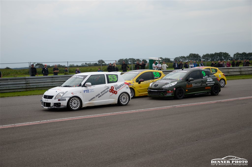 Hård kamp ned mod sving 1 i heat 1
(Foto: Denner Photo)
